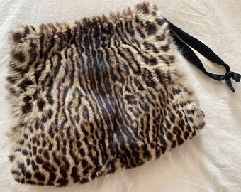 Pochette con manicotto in pelliccia leopardata vintage degli anni '40 e '50 • Tasca interna e portamonete • Stampa animalier nera beige e marrone • Tessuto satinato •