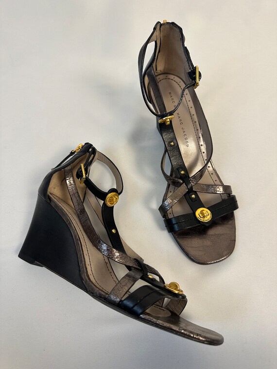 シューズ・サンダルその他 MARC JACOBS Woman Heeled sandals Gold 2P5FPM001F14 710 Marc Jacobs Kiki Metallic Leather Platform Pump Sandals