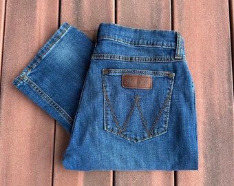 Wrangler Retro Slim Straight Leg Blue Jeans in Medium Dark Wash • Boot Cut • Mid Rise • Denim • Thick Stitching • Size 32 x 30 • Medium