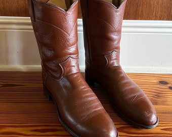 Stivali da cowboy in pelle marrone chiaro Roper originali da uomo vintage Justin in marrone cognac • Tacco impilato nero • Punta rotonda • Made in USA • Taglia 9.5 B