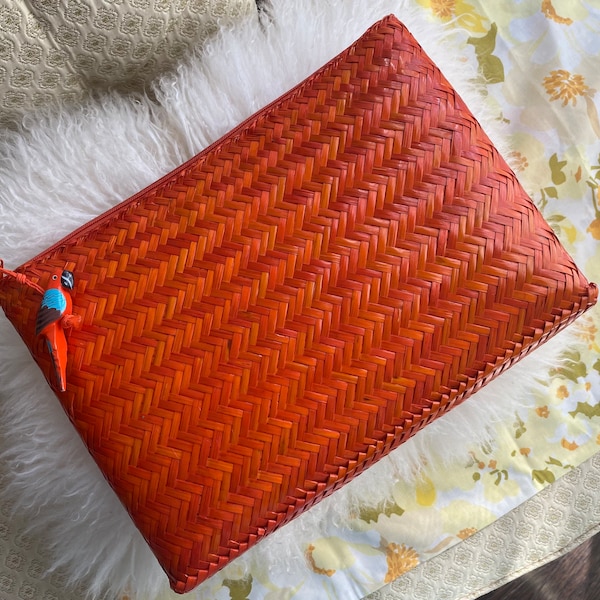 Grande pochette vintage tissée orange avec breloque perroquet en bois peinte à la main - Paille et fibres naturelles