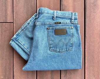 Blaue Jeans im Vintage-Wrangler-Cowboy-Stil mit geradem Bein und hellblauer Waschung • Hoher Bund • Boot-Cut-Denim • 100 % Baumwolle • Größe 36 x 32 • Groß