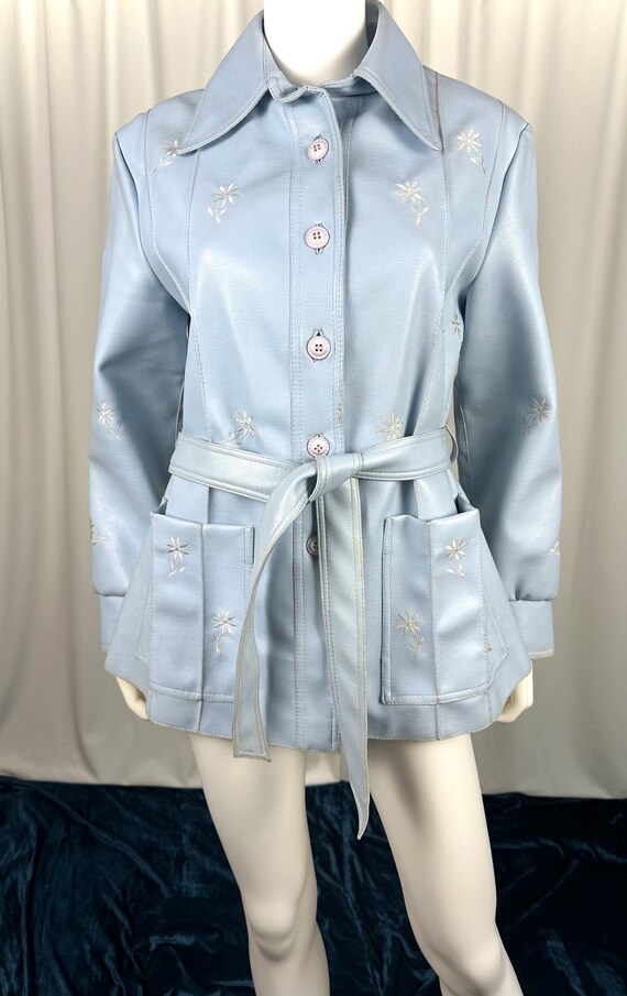 Casaco de chuva azul bebê pastel de PVC vintage dos anos 1960 e