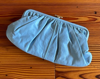 Vintage 1980er „Justin Western“ Kleine Leder-Clutch-Handtasche in Babyblau • Goldfarbener Verschluss • Plissee aus weichem Rindsleder • Abendtasche • Tasche