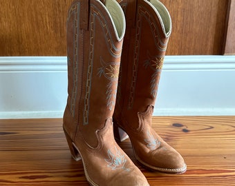 Vintage 1970 - 1980‘s Acme’ Women’s High Heeled Cognac Brown Suede Cowboy Boots • Stacked Heel • Country Western • Size 7.5 N • Made in USA