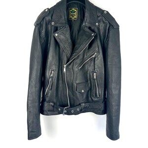 Veste motard classique en cuir noir Amer Sports des années 1980 • Accessoires argentés • Taille ceinturée • Cuir de vachette épais • Doublure matelassée • À lacets