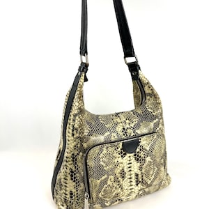 Vintage 'Danier Leder' Beige & Schwarz Faux Schlangenleder Slouchy Hobo Schulter Handtasche mit eingebauter Brieftasche • Reißverschluss • 2000er Jahre Y2K groß