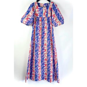 Abito lungo caftano vintage Hilo Hattie • Cotone a righe floreali, prodotto negli Stati Uniti