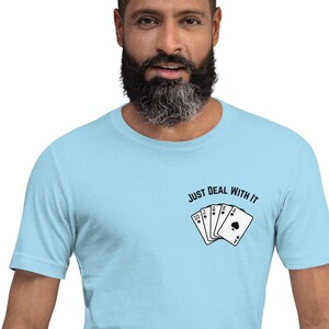 Camiseta Just Deal With It, Camiseta de amante del póquer, Regalo para él, Regalo para papá, Camisa de baraja de cartas, Camisa azul, Camisa de tarjeta divertida, Camiseta sarcástica