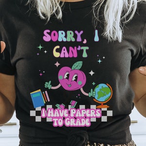 Camicia insegnante divertente, Maglietta insegnante, Maglietta squadra insegnante, Camicia documenti di valutazione, Camicia ritorno a scuola, Camicia insegnante retrò, Regalo insegnante, Amante del caffè
