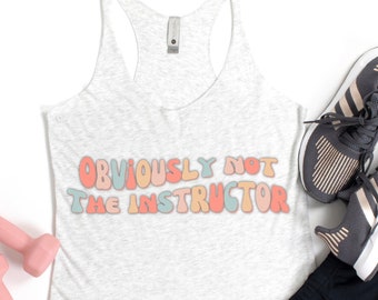 Obviamente no es el instructor, camisa de entrenamiento divertida, tanque de entrenamiento para mujeres, ropa de entrenamiento, tanque de gimnasio para mujeres, camisa de entrenamiento humorística, levantamiento