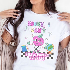 Camicia insegnante divertente, Maglietta insegnante, Maglietta squadra insegnante, Camicia documenti di valutazione, Camicia ritorno a scuola, Camicia insegnante retrò, Regalo insegnante, Amante del caffè