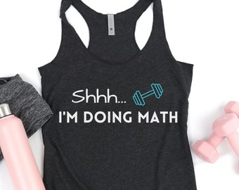 Estou fazendo camisa de matemática/camisa de levantamento de peso/camisa de treino engraçada/regata de treino feminina/camiseta de treino de humor/camisa de levantamento de peso/crossfit