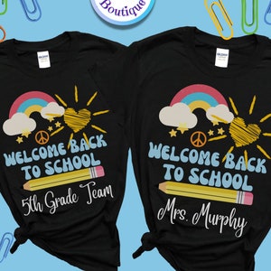 ようこそ新学期の先生Tシャツ、カスタム先生名シャツ、レトロ先生シャツレディース、ガイダンスカウンセラー、パーソナライズされた先生へのギフト、サン