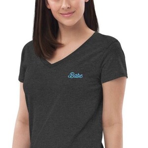 Babe minimalistische gerecyclede V-hals T-shirt, bruiden Babes, schattig casual shirt voor vrouwen, comfortabel huis shirt voor vrouwen, mooie en casual VNeck Top