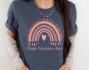 Könnte beinhalten: Ein dunkelgraues T-Shirt mit einem rosa-braunen Regenbogen-Design und dem Text "Happy Valentine's Day".