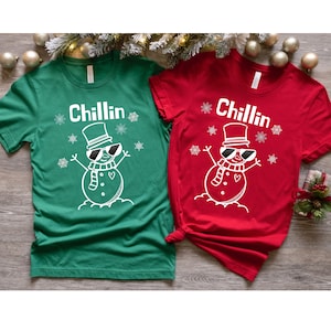 クールな雪だるまシャツ、女性用クリスマスシャツ、男性用クリスマスシャツ、クリスマス用シャツ、かわいいクリスマスTシャツ、ホリデーシャツ、チリン