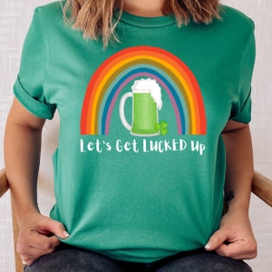 Könnte beinhalten: Grünes T-Shirt mit einem Regenbogen und einem grünen Bierkrug mit dem Text "Let's Get Lucked Up".