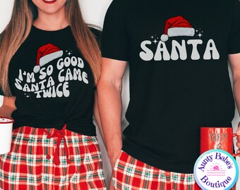 Può includere: Due magliette nere a tema natalizio. Una maglietta dice "I'm so good Santa came twice" con una grafica di cappello di Babbo Natale rosso. L'altra maglietta dice "Santa" con una grafica di cappello di Babbo Natale rosso. Ogni maglietta viene venduta separatamente. Non sono inclusi pantaloni.
