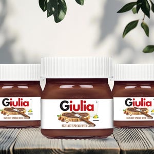 Op de afbeelding: Een handgemaakt houten bord met de tekst "Welcome" in een speels lettertype. Het bord heeft een verweerde witte achtergrond en een donkerbruine lijst, perfect voor een voordeur of entree. Afmetingen zijn ongeveer 30 cm breed en 15 cm hoog.