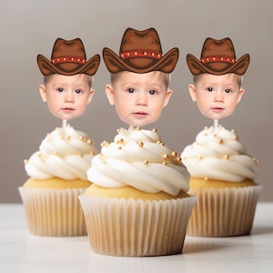 Topper per cupcake con cappello da cowboy con foto personalizzata per le foto del primo compleanno, decorazione per cupcake con cappello da festa, faccia su bastoncino personalizzata