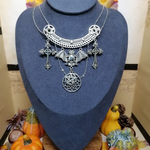 Collier alternatif en métal argenté avec chauve-souris, croix et pentagramme