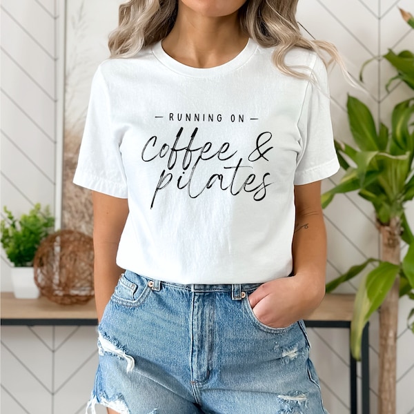 BIO Pilates & Coffee Shirt für Frauen - Yogashirt minimalistisch - Yoga Tshirt mit Spruch Geschenk zum Geburtstag - Organic Shirt Baumwolle