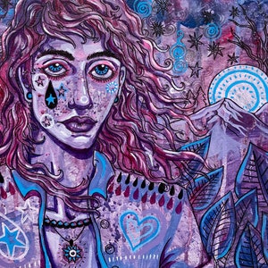 Puede incluir: Una pintura de retrato de una persona con ojos azules y cabello rizado rojo, adornada con pintura facial de estrella y lágrima. La persona lleva una chaqueta morada clara con detalles azules y rojos, un collar y un diseño de corazón. El fondo presenta montañas, árboles y un sol estilizado.