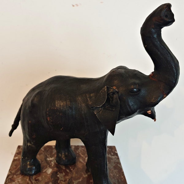 Éléphant en cuir antique - Cuir, papier mâché, verre - France - 1900-1919