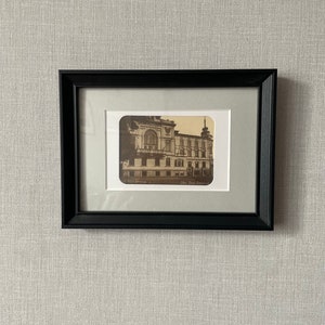 Cadre avec une carte postale vintage ancienne ville métropole ville urbaine école bâtiment bâtiment scolaire