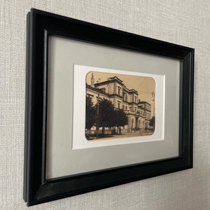 Ramka ze starą pocztówką vintage miasto metropolia miejski miasteczko stacja kolejowa pociąg
