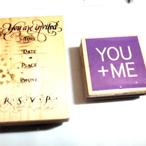 Sellos de goma con temática de fiesta, amistad y amor. Estás invitado, 3 1/2" x 2 1.4", ligeramente usados. Tú + yo, 2" x 2", nuevos.