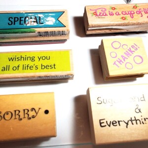 Sellos de goma con frases: especial (2,5 x 7,6 cm), "Vida en una taza de té" (2,5 x 7,6 cm), "Lo mejor" (2,5 x 7,6 cm), "Gracias" (3,8 x 3,8 cm), "Lo siento" (5 x 3,1 cm), "Azúcar" (7,6 x 3,8 cm)