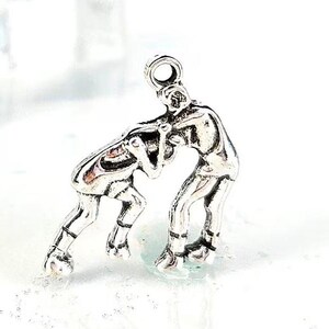 レスリングチャーム 20個入り シルバートーン亜鉛合金 (17 x 20 mm)