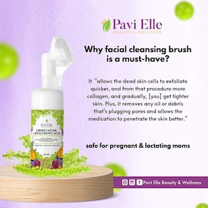 Puede incluir: Una botella verde y blanca de limpiador facial con las palabras "Pavi Elle Green Caviar + Hyaluronic Acid" en la etiqueta. La botella está sobre una superficie de madera con cuentas verdes a su alrededor. El texto "safe for pregnant & lactating moms" está escrito debajo de la botella.
