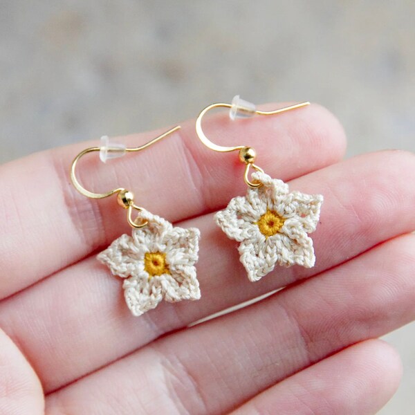 Boucles d'oreilles petites fleurs blanches de printemps au crochet en fil de soie perlée fait main artisanal