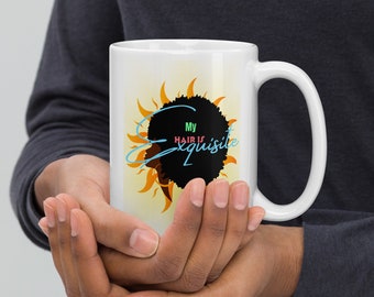Taza blanca brillante "Mi cabello es exquisito", amor propio, cabello natural, afrocéntrico, arte de mujer negra, amante de Java, bebedores de té, magia de chica negra
