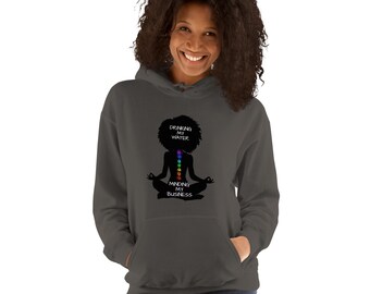 Drinking My Water Minding My Business Hoodie, comfortabele loungewear, spiritueel sweatshirt, grappig meditatieshirt, yogacadeau, warme trui
