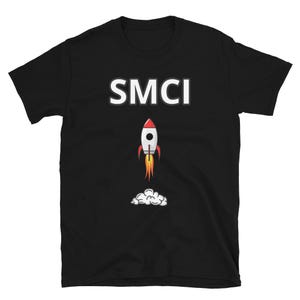 Może przedstawiać: Czarny t-shirt z białym napisem "SMCI" nad kreskówkową rakietą. Rakieta jest biała z czerwoną końcówką i pomarańczowymi płomieniami. Poniżej znajduje się chmura białego dymu.