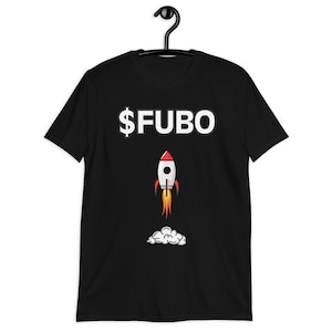 Puede incluir: Camiseta negra con texto blanco que dice "$FUBO" y un cohete de dibujos animados despegando.