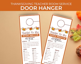 Op de afbeelding: Thanksgiving-thema deurhangers met de tekst "Thankful For You" en "Room Service". Elke hanger heeft een ruimte voor de naam en het kamernummer van een leraar, plus een checklist voor drankjes en snacks. Het ontwerp bevat herfstbladeren.