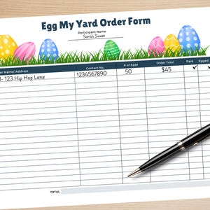 Puede incluir: Un "Egg My Yard Order Form" con el texto "Egg My Yard Order Form" y "Participant Name Sarah Sweet". El formulario incluye el nombre y la dirección del cliente, el número de contacto, el número de huevos, el total del pedido y casillas de verificación pagadas y egged. Un bolígrafo negro descansa sobre el formulario.