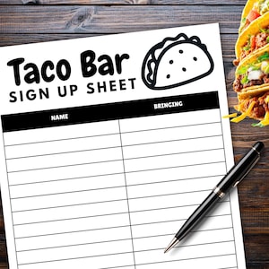 Puede incluir: Una hoja de papel blanca "Taco Bar Sign Up Sheet" con una ilustración de taco y un bolígrafo negro sobre una superficie de madera. La hoja tiene secciones para nombres y lo que la gente trae. Los tacos son visibles en la esquina superior derecha.