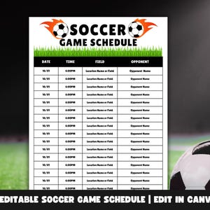 Puede incluir: Una plantilla de calendario de partidos de fútbol con fondo blanco, hierba verde y un gráfico de balón de fútbol. El calendario incluye campos para fecha, hora, campo y oponente. El texto "EDITABLE SOCCER GAME SCHEDULE | EDIT IN CANVA" está en la parte inferior.