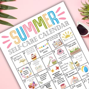 Può includere: Un calendario di auto-cura estivo stampabile e colorato con attività per ogni giorno del mese. Il calendario presenta illustrazioni di fiori, gelati, un libro, un tramonto, un giardino, una limonata, una palla da spiaggia e altro ancora.