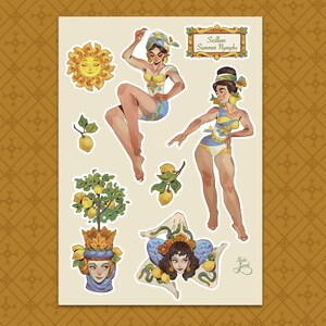Pode incluir: Uma folha de autocolantes com ilustrações de duas figuras em fato de banho, um sol, ramos de limão, um limoeiro num vaso decorativo e um símbolo de triskelion. O texto "Sicilian Summer Nymphs" está numa moldura dourada retangular.