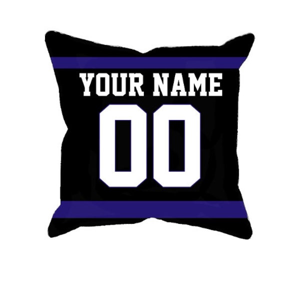 Funda de almohada personalizada estilo camiseta de fútbol americano de Baltimore, regalo único de funda de almohada personalizada para los mejores fanáticos de la NFL, elija su nombre y número