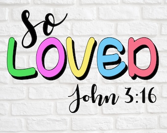 Op de afbeelding: Kleurrijke afbeelding op een witte bakstenen achtergrond. De woorden "so LOVED" staan in grote, bubbelletters met een zwarte omlijning. Het woord "so" staat in zwart script, en "John 3:16" staat eronder.