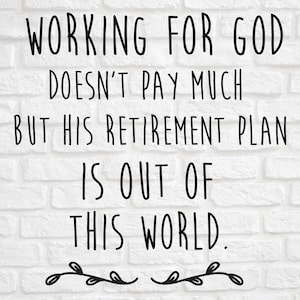 Op de afbeelding: Witte bakstenen achtergrond met zwarte tekst: "WERKEN VOOR GOD BETAALT NIET VEEL, MAAR ZIJN PENSIOENPLAN IS NIET VAN DEZE WERELD." Decoratieve bloemelementen aan de onderkant.