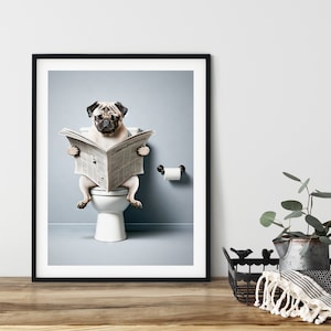Carlin assis sur les toilettes, lisant un journal, affiche d'art mural drôle de salle de bain, impressions animalières, téléchargement immédiat, art numérique IA, chien rigolo